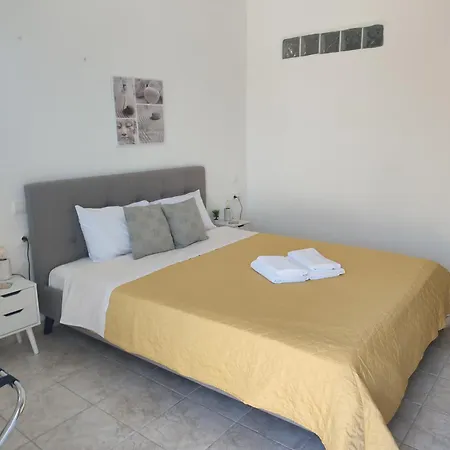 Mia Casaki Naousa (Paros)