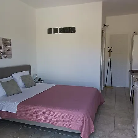 Mia Casaki Naousa (Paros)